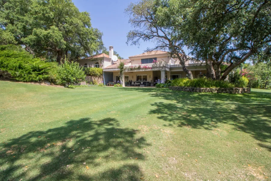 Villa with a lot of charm in Los Altos de Valderrama with an espectacular garden
