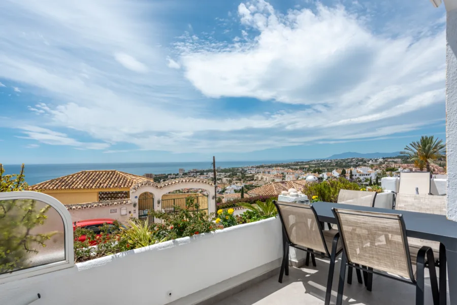 Gorgeous 2-Bedroom Apartment with Stunning Sea Views in Riviera del Sol!