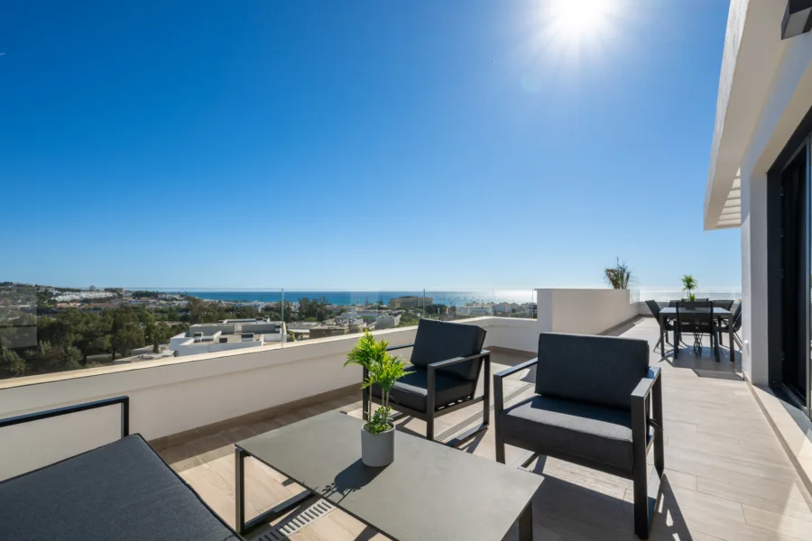 SPACIOUS 4-BEDROOM APARTMENT WITH 82 M² TERRACE, SEA & GOLF VIEWS IN LA CALA DE MIJAS