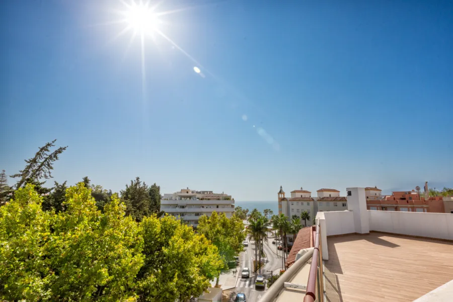 Luxury Estepona duplex penthouse with rooftop solarium, rental licence and sea views.