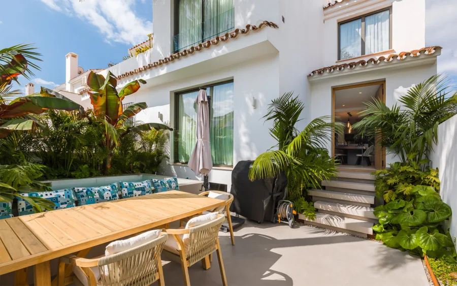 Refurbished Contemporary Corner Townhouse Walking Distance to the Beach in San Pedro