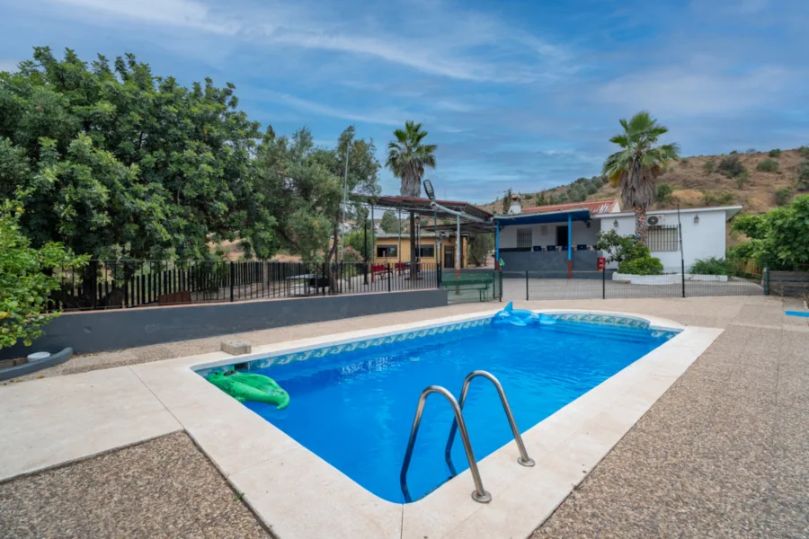Discover this magnificent property located in a privileged setting, surrounded by nature, peace, and absolute privacy, just a few minutes from Santa Rosalía – Maqueda.