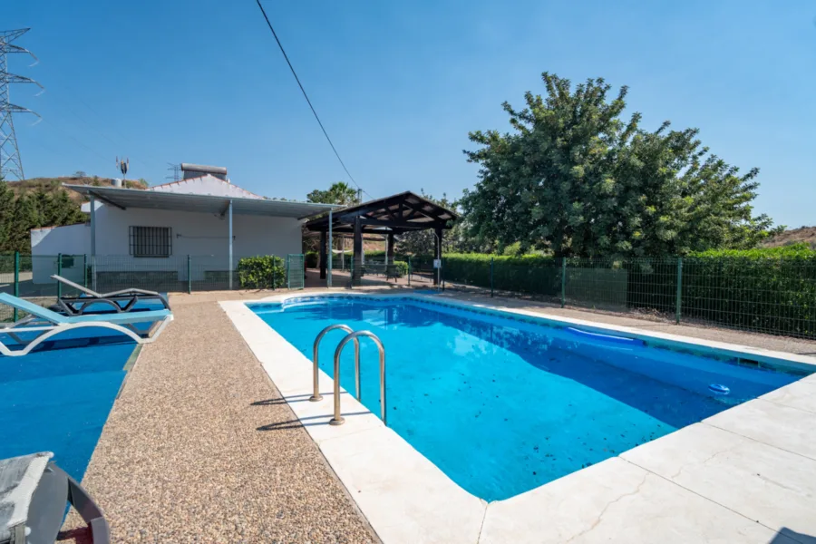 Discover this exceptional property located in a privileged natural environment, just a few minutes from the urban centre of Estación de Cártama. A unique opportunity both to enjoy a house surrounded by nature and to invest in a neg