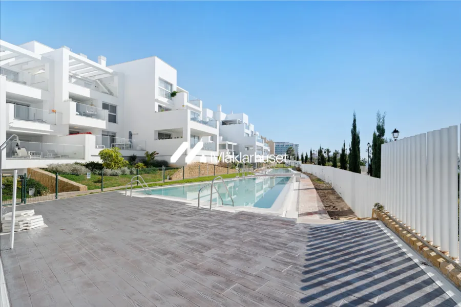 Spectacular three bedroom apartment, ideal to enjoy the life on the beach and the comfort of a quiet environment. This property has two bathrooms, a large terrace of 48 m2, and two parking spaces.