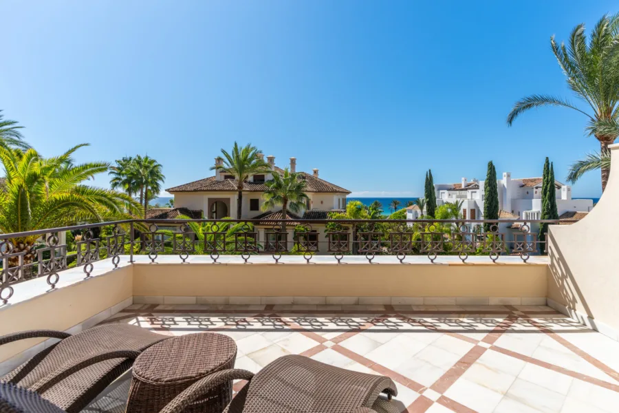 Luxury 3 Bedroom Beachfront Apartment with Sea Views | Los Monteros Playa, Marbella