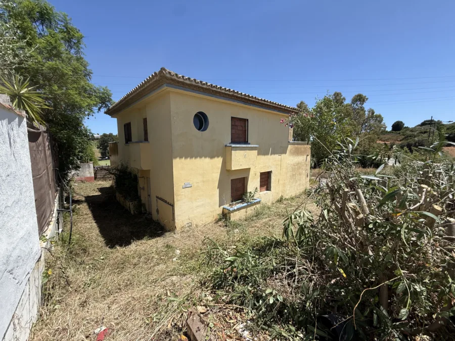 A rare opportunity to acquire a frontline golf villa set on a generous 738m² plot