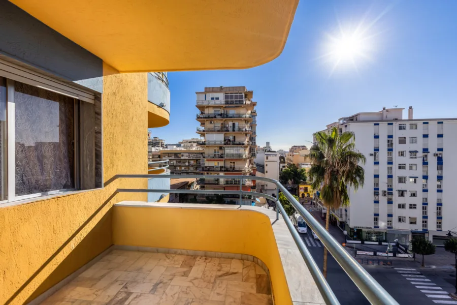 CORNER APARTMENT TO RENOVATE – INVESTMENT POTENTIAL – CITY CENTRE
