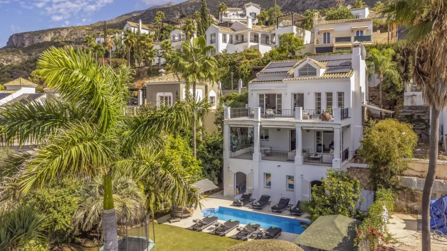 Stunning Fully Renovated 4-Bedroom Villa with Panoramic Views in Sierra Blanca Country Club