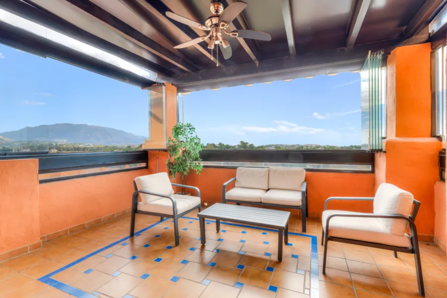 Light filled, well maintained apartment with excellent views in Gazules del Sol.