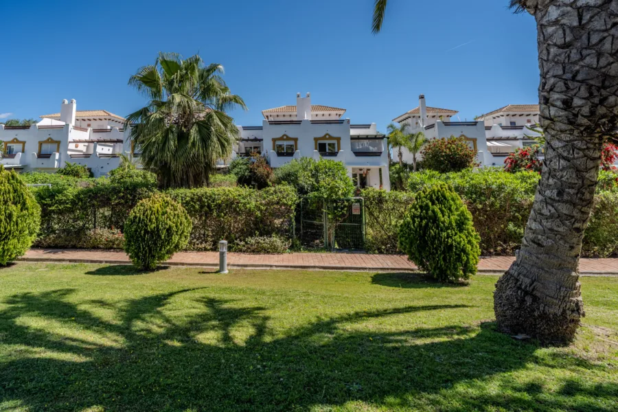 Semi/detached house in Selwo with big garden and sea views