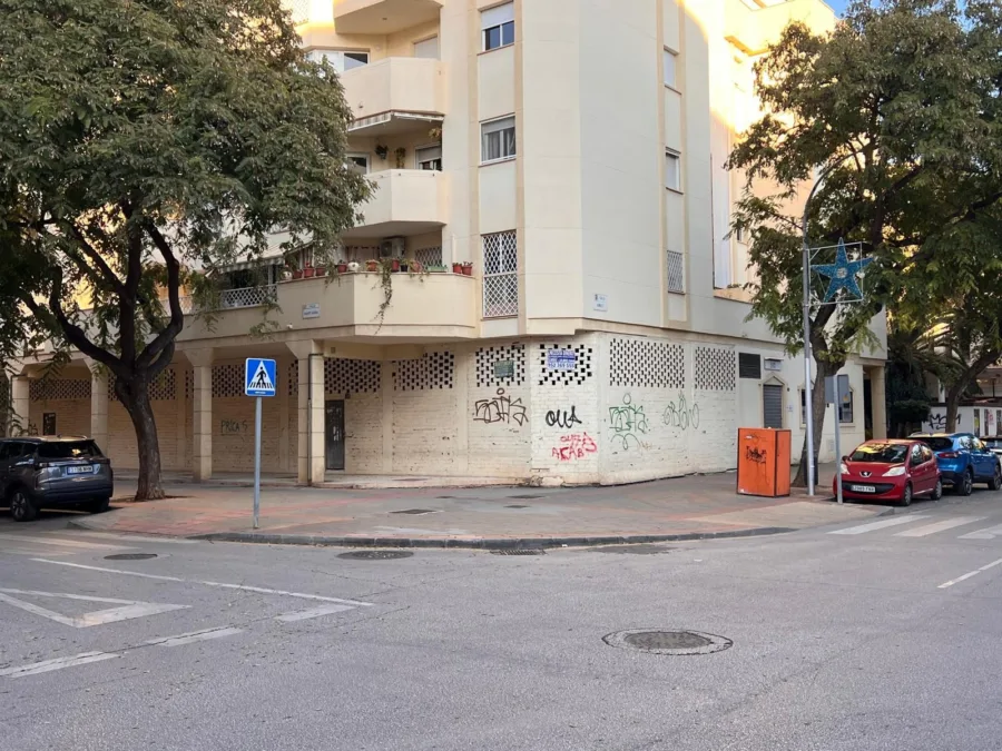138 m² Corner Commercial Unit with Residential Conversion Potential, Cortijo Alto Málaga