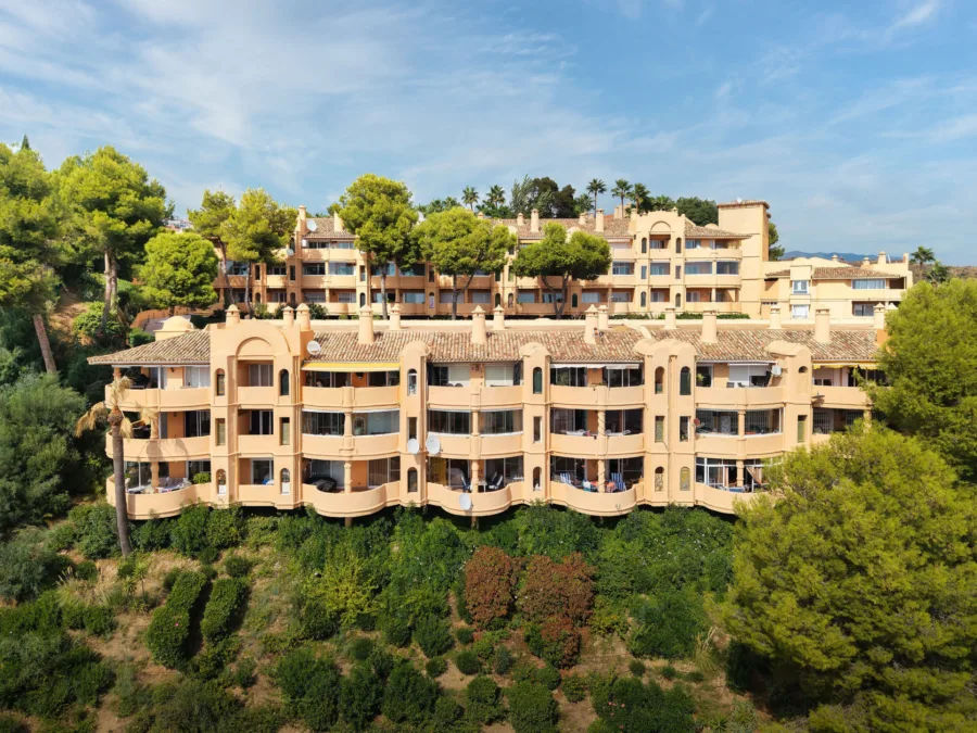 Welcome to this cozy elevated ground floor property in upper Calahonda with beautiful views!
