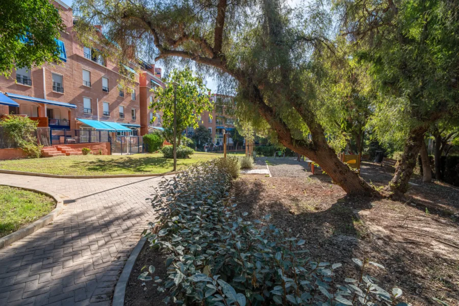 Magnificent, renovated 4-bedroom duplex with a spacious terrace, views of gardens, a swimming pool, and a garage in Cerrado de Calderón.