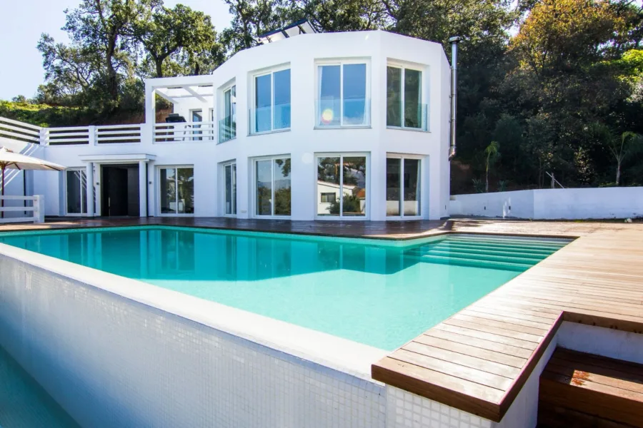 Independent villa in La Mairena with heated swimming pool, solar panels, private garden and excellent seasonal rental potential, set in a peaceful residential area close to Marbella and international schools.