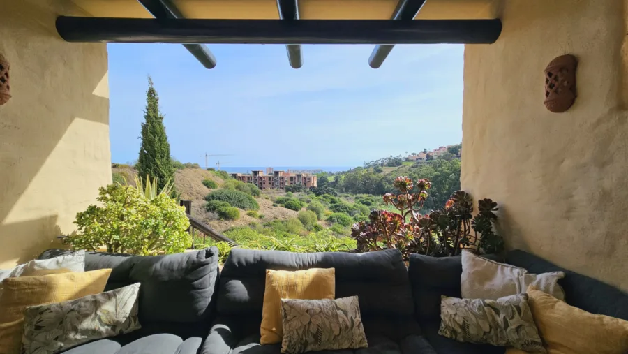 WITH TOURIST LICENCE — Raised ground-floor apartment in Coto Real with sea and golf views